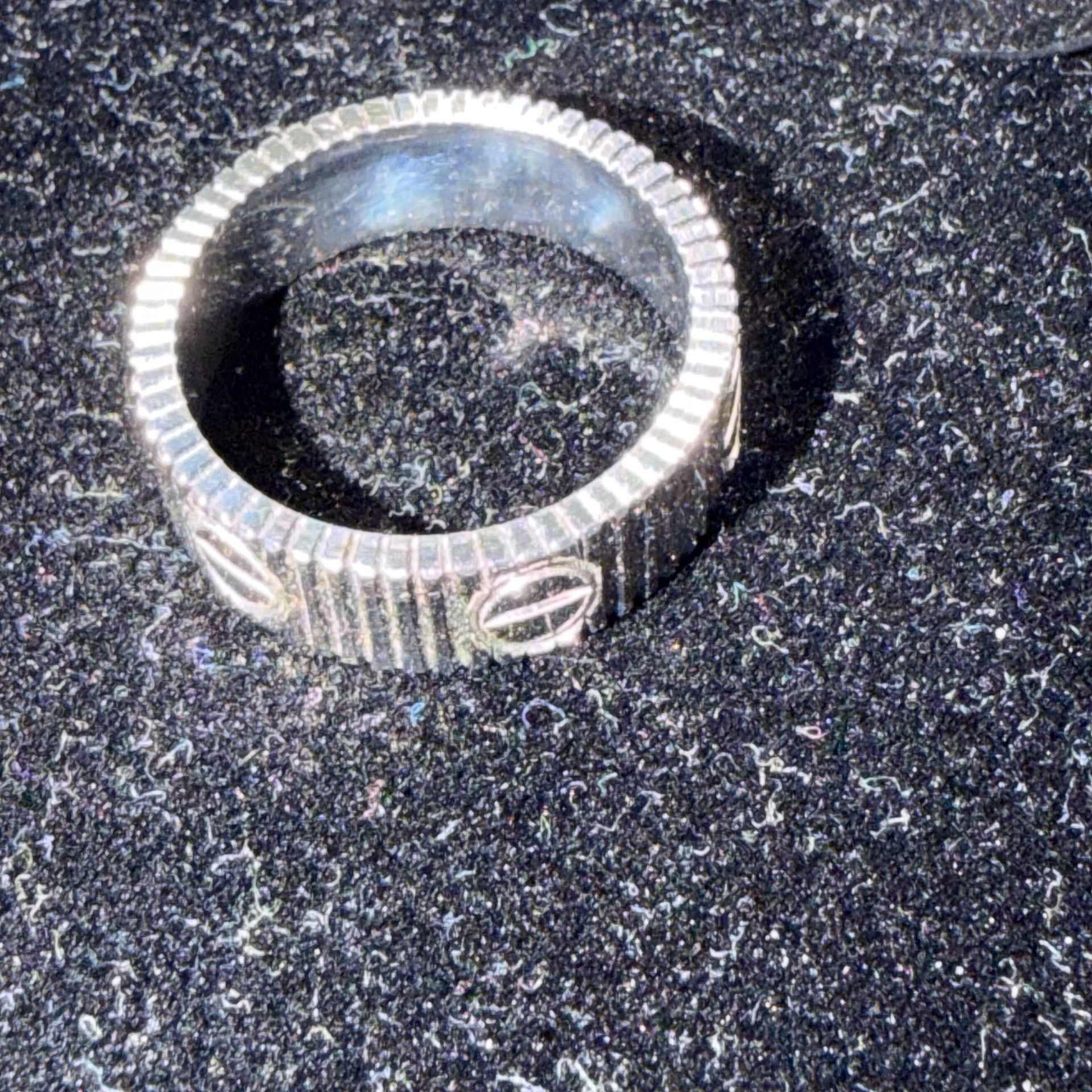 18k White Gold Fluted Ring Size 8